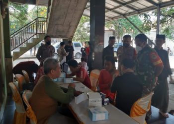 Polsek Dukupuntang melaksanakan monitoring dan pengamanan kegiatan Vaksinasi Dosis Lanjutan (Booster)