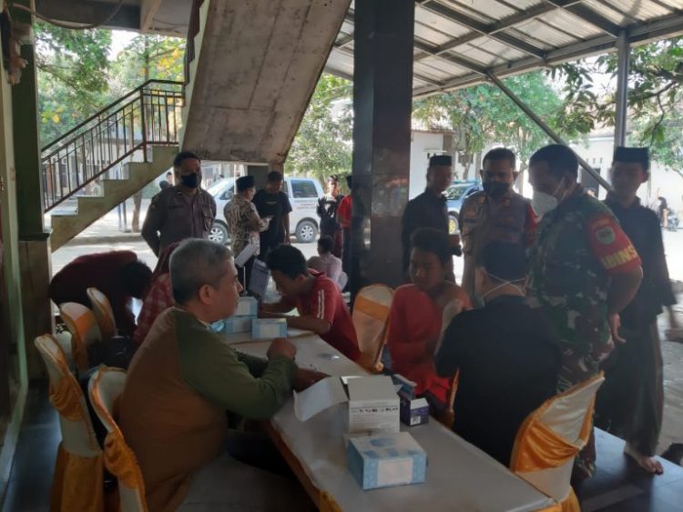 Polsek Dukupuntang melaksanakan monitoring dan pengamanan kegiatan Vaksinasi Dosis Lanjutan (Booster)