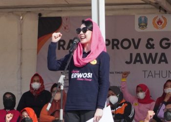 Ketua Pengurus PERWOSI Jawa Timur, Arumi Bachsin Dardak saat membuka Gebyar PERWOSI Jawa Timur Tahun 2022 di Kampus Universitas Negeri Surabaya