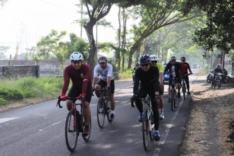 Kapolres Pasuruan Kota AKBP Raden Muhammad Jauhari S.H S.I.K, M.Si. bersama Pejabat Utama dan Personel Polres Pasuruan Kota melaksanakan gowes gembira gowes sehat