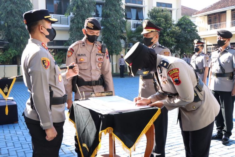 Polres Banjarnegara menggelar serah terima jabatan Kabag SDM, Kasat Samapata, Kapolsek Batur, Bawang, Kapolsek Pejawaran dan Pagedongan