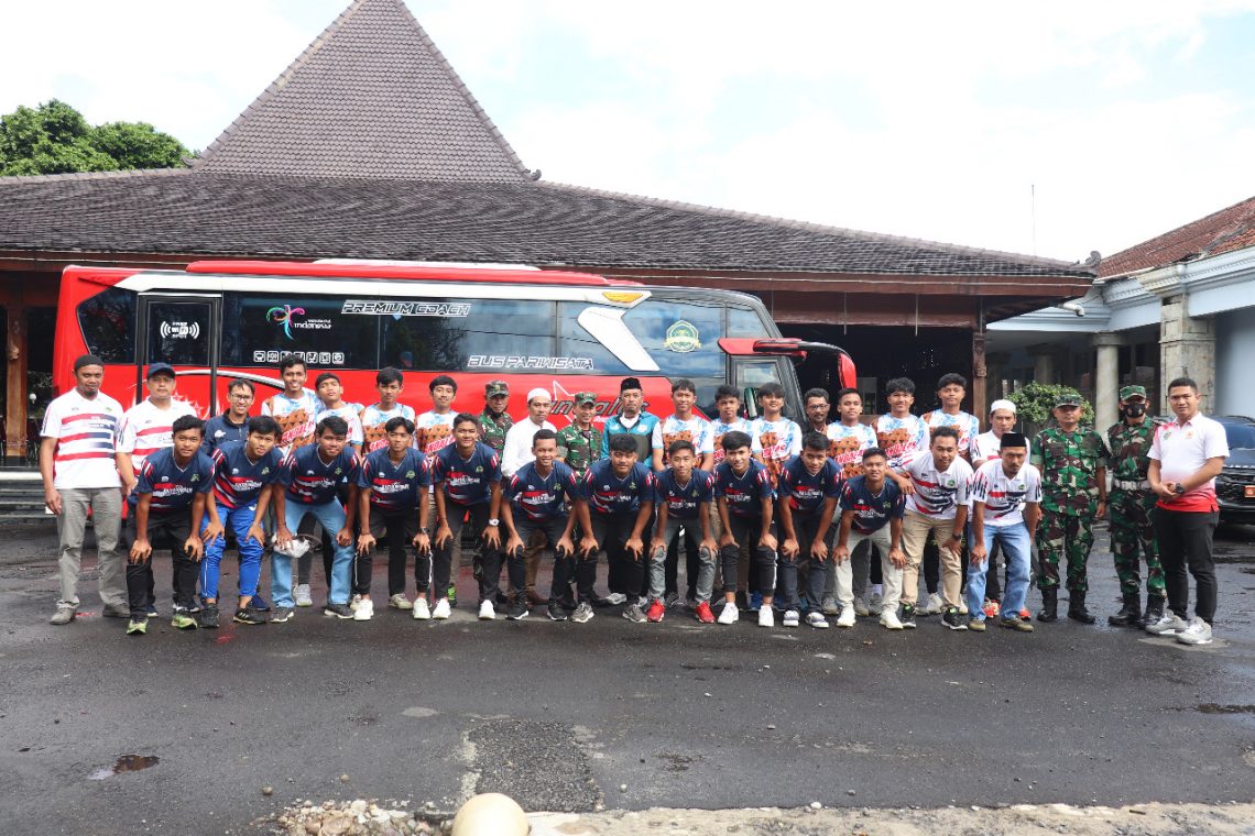 Pj. Bupati Banjarnegara Tri Harso Widirahmanto, S.H bersama Dandim 0704/Banjarnegara Letkol Inf Dhanang Agus Setiawan, S.E., M.Si.melepas tim sepak bola Liga Santri Piala Kasad