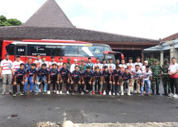Pj. Bupati Banjarnegara Tri Harso Widirahmanto, S.H bersama Dandim 0704/Banjarnegara Letkol Inf Dhanang Agus Setiawan, S.E., M.Si.melepas tim sepak bola Liga Santri Piala Kasad