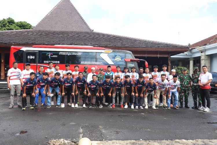 Pj. Bupati Banjarnegara Tri Harso Widirahmanto, S.H bersama Dandim 0704/Banjarnegara Letkol Inf Dhanang Agus Setiawan, S.E., M.Si.melepas tim sepak bola Liga Santri Piala Kasad
