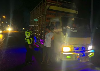Personel Satuan Lalulintas (Sat Lantas) Polres Aceh Tamiang jajaran Polda Aceh Brigadir Rian Derliandi dan Briptu M. Yulia Rizki laksanakan patroli dikawasan rawan terjadi kecelakaan lalulintas (Lakalantas)