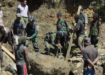 Satgas Yonif Raider 321/GT untuk mengajak sekaligus bersama masyarakat pegunungan tengah Distrik Mbua, Kabupaten Nduga Papua, menggelar gotong royong memperbaiki Jalan Trans Wamena-Nduga
