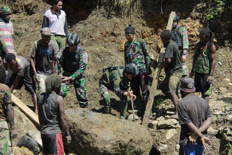 Satgas Yonif Raider 321/GT untuk mengajak sekaligus bersama masyarakat pegunungan tengah Distrik Mbua, Kabupaten Nduga Papua, menggelar gotong royong memperbaiki Jalan Trans Wamena-Nduga