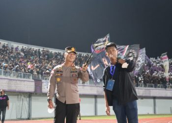 Kapolres Tangerang Selatan AKBP Sarly Sollu, S.I.K., M.H. pimpin pengamanan di Stadion Indomilk Sport Center