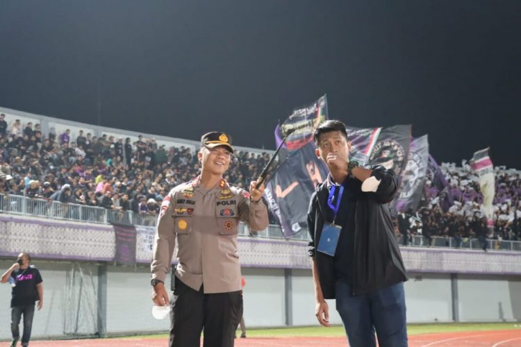 Kapolres Tangerang Selatan AKBP Sarly Sollu, S.I.K., M.H. pimpin pengamanan di Stadion Indomilk Sport Center