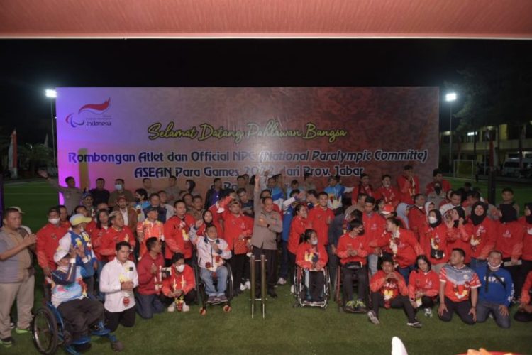 Kapolda Jabar, Irjen Pol Drs. Suntana M.Si bersama pejabat utama Polda Jabar menyambut rombongan yang berhasil meraih juara di Asean Paragames Solo