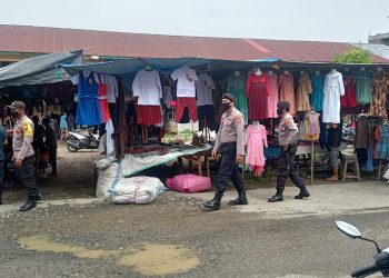 Dua personel Polsek Sawang melakukan patroli di kawasan pusat kecamatan Sawang, Aceh Utara, wilayah hukum Polres Lhokseumawe