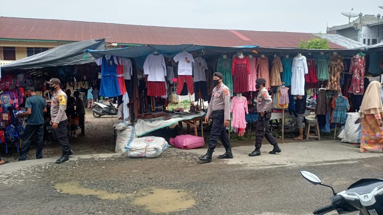 Dua personel Polsek Sawang melakukan patroli di kawasan pusat kecamatan Sawang, Aceh Utara, wilayah hukum Polres Lhokseumawe