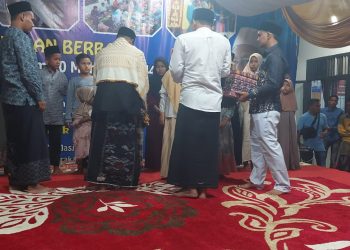 Panitia Mesjid Jamik Baiturrahim Gampong Murong Kemukiman Langgahan Kecamatan Samudera Aceh Utara menyantuni ratusan anak yatim piatu
