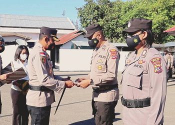 Tiga anggota Polres Belu masing-masing atas nama AIPDA Nikodemus Dubu, SH, BRIPKA Ristiany Densi Doko dan BRIPKA Nasrul Ikhwan Ninong, menerima penghargaan dari Kapolres Belu