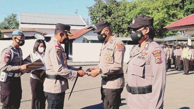 Tiga anggota Polres Belu masing-masing atas nama AIPDA Nikodemus Dubu, SH, BRIPKA Ristiany Densi Doko dan BRIPKA Nasrul Ikhwan Ninong, menerima penghargaan dari Kapolres Belu