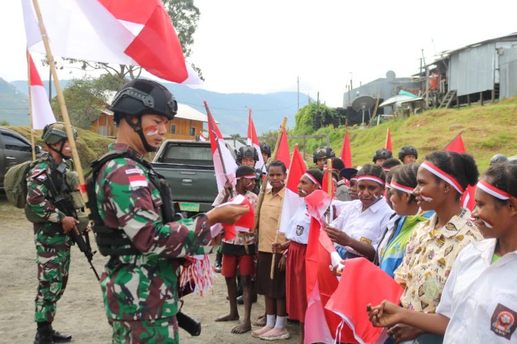 Satgas Satuan Organik Yonif Raider 301/PKS bersama Pelajar dan masyarakat Distrik ILU Papua, menggelar “Ekspedisi Patroli Merah Putih”