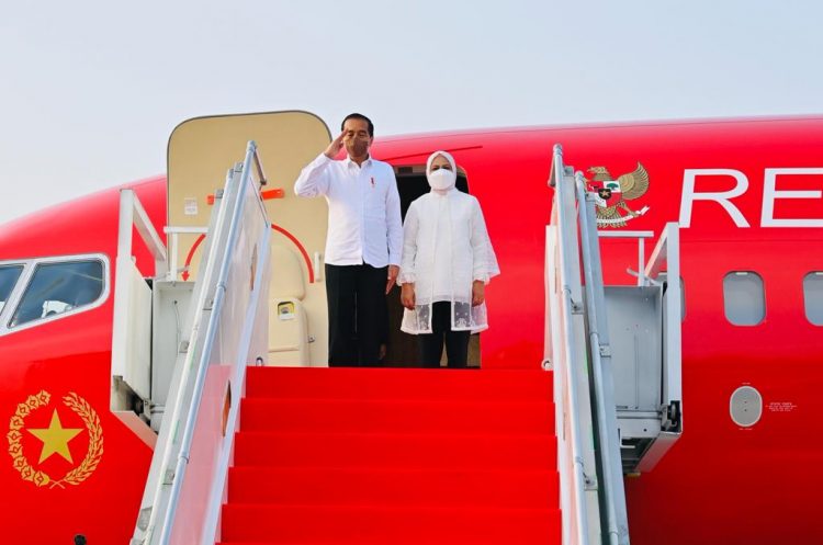 Presiden Joko Widodo dan Ibu Iriana Joko Widodo bertolak menuju Provinsi Kalimantan Barat