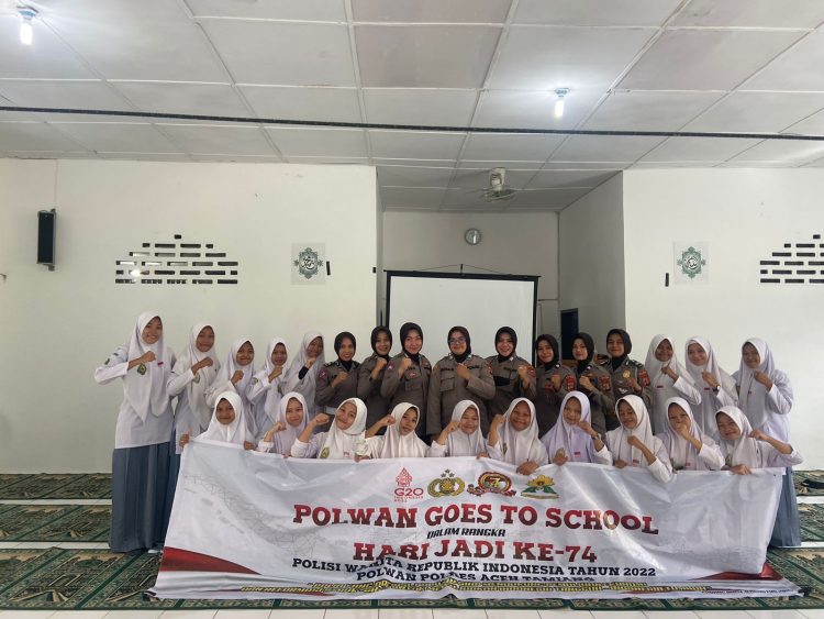 Polwan Polres ACEH Tamiang menggelar kegiatan " Polwan Goes To School" bertempat di SMA Negeri 1 Karang Baru