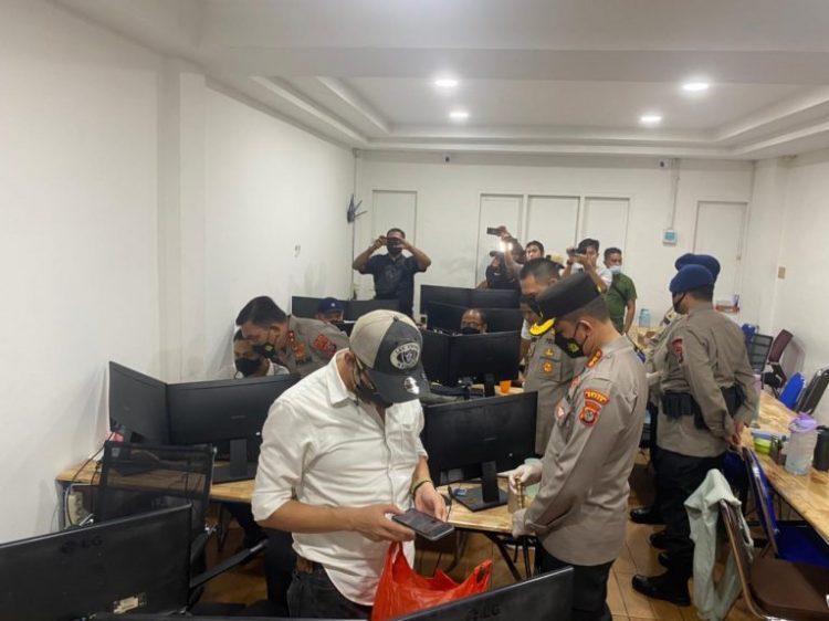 Polda Sumut dan Polrestabes Medan Grebek Judi Online yang beromzet Ratusan Juta di Komplek perumahan Elit Cemara Asri