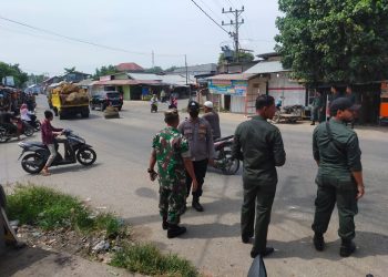 Personel Polsek Muara Batu, Polres Lhokseumawe bersama tim gabungan menggelar patroli dan sosialisasi penegakan Qanun Nomor 6 Tahun 2014 tentang Syariat Islam