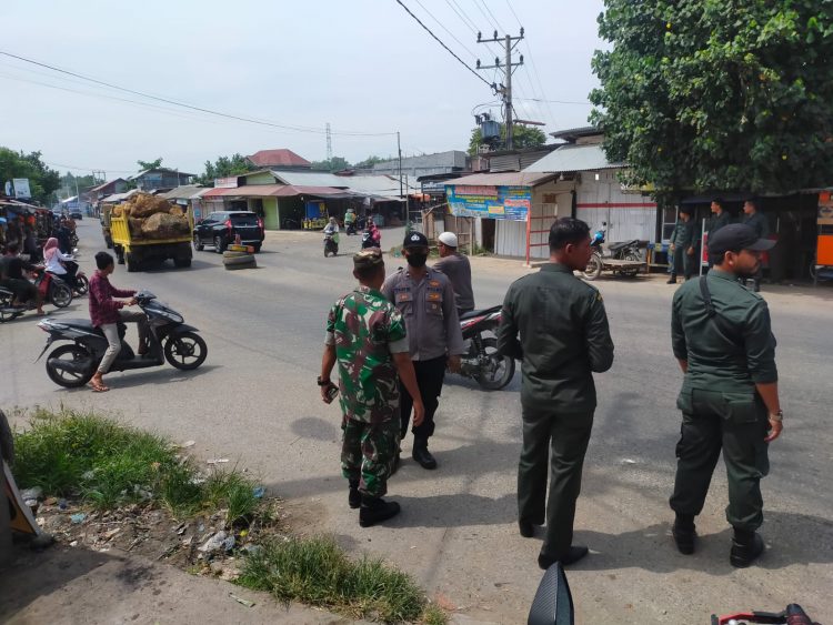 Personel Polsek Muara Batu, Polres Lhokseumawe bersama tim gabungan menggelar patroli dan sosialisasi penegakan Qanun Nomor 6 Tahun 2014 tentang Syariat Islam