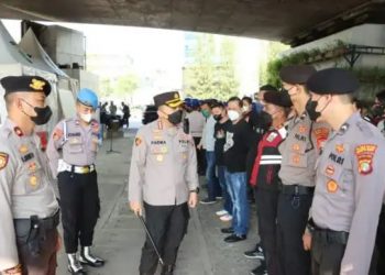 Personel Polres Metro Jakarta Barat mensiagakan sebanyak 278 personel gabungan baik polres, polsek jajaran dan polisi perairan (polair)