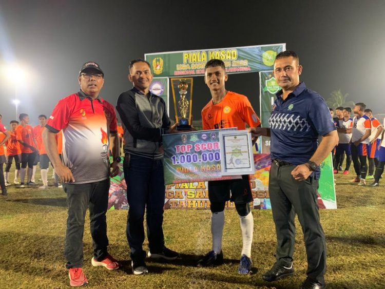 Skuadra AL - Azhar FC sukses memboyong juara Liga Santri pada partai final piala Kepala Staf Angkatan Darat (Kasad) Tingkat Korem 011/LW