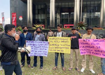 Gerakan Ganyang Koruptor (GAGAK) kembali melakukan aksi unjuk rasa di depan Gedung Merah Putih KPK
