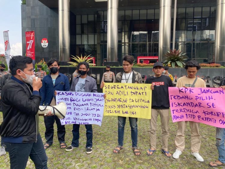 Gerakan Ganyang Koruptor (GAGAK) kembali melakukan aksi unjuk rasa di depan Gedung Merah Putih KPK