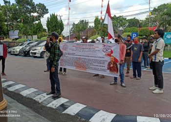 Puluhan masyarakat Kayuagung, Kabupaten Ogan Komering Ilir (OKI) didampingi Dewan Pimpinan Daerah (DPD) Gerakan Advokat dan Aktifis (GAAS) Provinsi Sumatera Selatan (Sumsel) menggelar aksi unjuk rasa di halaman gedung kantor Kejaksaan Negeri OKI