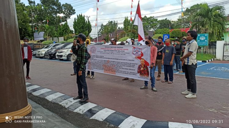 Puluhan masyarakat Kayuagung, Kabupaten Ogan Komering Ilir (OKI) didampingi Dewan Pimpinan Daerah (DPD) Gerakan Advokat dan Aktifis (GAAS) Provinsi Sumatera Selatan (Sumsel) menggelar aksi unjuk rasa di halaman gedung kantor Kejaksaan Negeri OKI