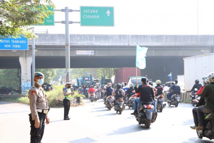 Ratusan personel gabungan Polres Tangsel dan Polsek jajaran serta TNI melaksanakan pengamanan di Bitung