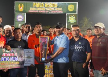 Hadiah Trophy dan uang tunai diserahkan langsung oleh Komandan Korem 011/Lilawangsa Kolonel Inf Bayu Permana