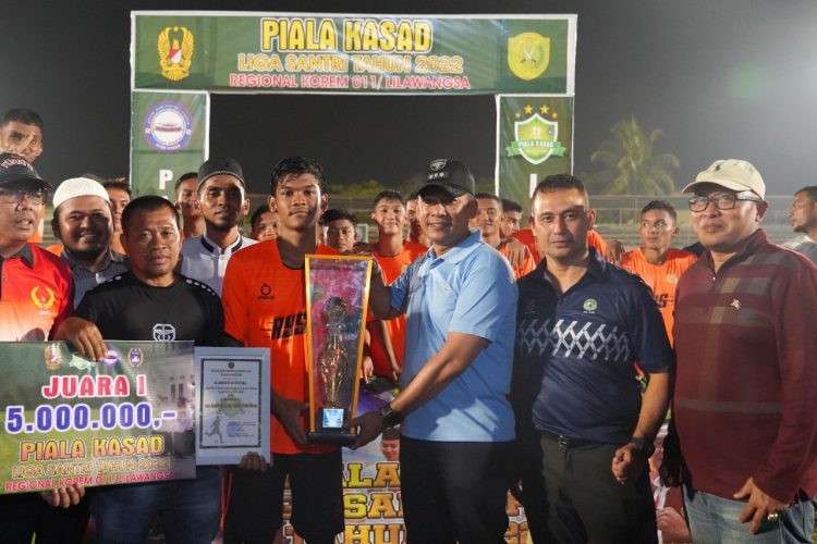 Hadiah Trophy dan uang tunai diserahkan langsung oleh Komandan Korem 011/Lilawangsa Kolonel Inf Bayu Permana