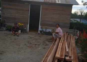 Kapolres Dairi memberikan bantuan berupa kayu dan bahan bangunan lainnya kepada masyarakat yang kurang mampu Bapak Hasudungan Simaremare