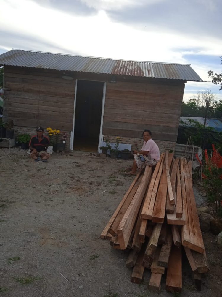 Kapolres Dairi memberikan bantuan berupa kayu dan bahan bangunan lainnya kepada masyarakat yang kurang mampu Bapak Hasudungan Simaremare