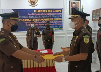 Kepala Kejaksaan Ogan Komering Ilir (OKI), Abdi Reza Fachlewi Junus, S.H M.H memimpin upacara serah terima jabatan Kepala Seksi Barang Bukti (BB) dan Barang Bukti Rampasan