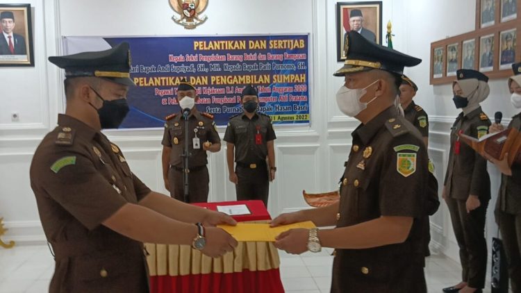 Kepala Kejaksaan Ogan Komering Ilir (OKI), Abdi Reza Fachlewi Junus, S.H M.H memimpin upacara serah terima jabatan Kepala Seksi Barang Bukti (BB) dan Barang Bukti Rampasan