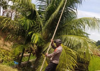 Kapolsek Muara Batu bersama personel turun langsung ke desa-desa di Kecamatan Muara Batu untuk memberikan himbauan serta menaikan bendera merah putih