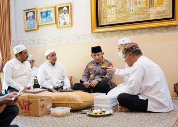 Kapolri Jenderal Listyo Sigit Prabowo melakukan takziah ke rumah duka Habib Zen bin Umar di kawasan Pejaten Barat, Jakarta Selatan