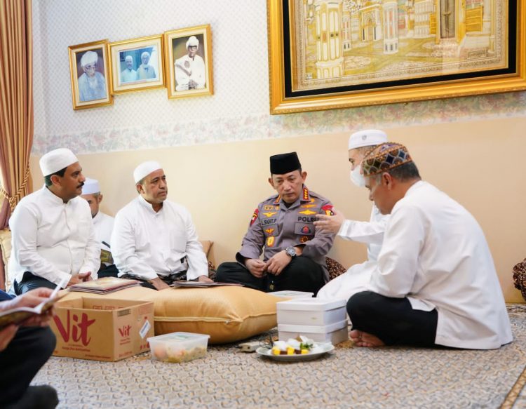 Kapolri Jenderal Listyo Sigit Prabowo melakukan takziah ke rumah duka Habib Zen bin Umar di kawasan Pejaten Barat, Jakarta Selatan
