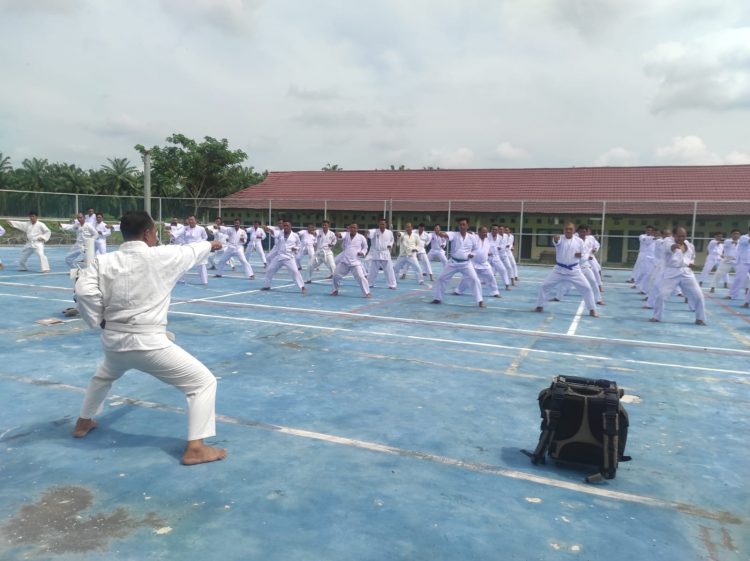 Kepolisian Resor Aceh Tamiang menggelar latihan Bela diri Polri yang bertempat di Lapangan sarana olah raga Endra Dharma Laksana Mapolres