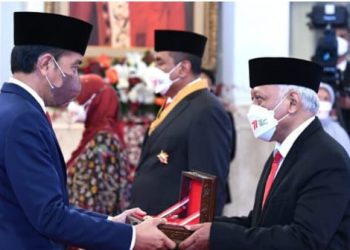 Presiden Joko Widodo menganugerahkan tanda kehormatan Bintang Mahaputera Pratama, Bintang Budaya Parama Dharma, dan Bintang Jasa kepada 127 tokoh