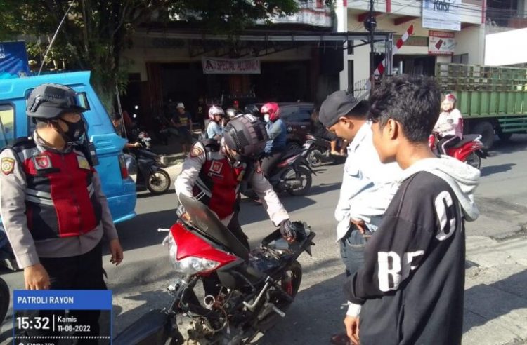 Personel Satuan Samapta Polresta Manado melaksanakan Patroli presisi guna mencegah tawuran serta anak motor