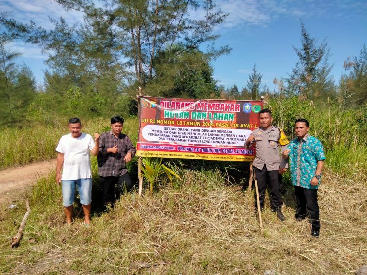 Bhabinkamtibmas Desa Riding Panjang Polsek Merawang mensosialisasikan dengan cara memasang Spanduk dan himbauan