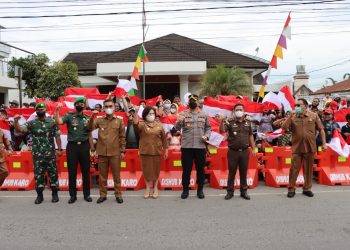 Forkopimda Karo Sambut Pawai Defile Anak Anak Paud/TK se Kota Kabanjahe Dalam Rangka HUT RI Ke-77