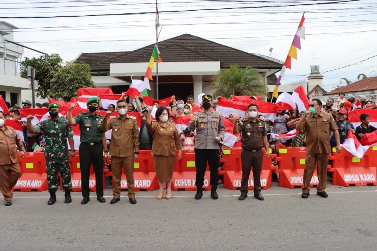 Forkopimda Karo Sambut Pawai Defile Anak Anak Paud/TK se Kota Kabanjahe Dalam Rangka HUT RI Ke-77