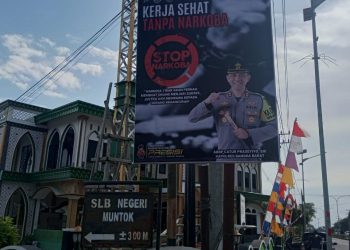 Polres Bangka Barat pasang sepanduk Anti Narkoba dengan tajuk "Narkoba tidak akan pernah membuat orang menjadi sukses, justru akan membawa ke jurang kehancuran"