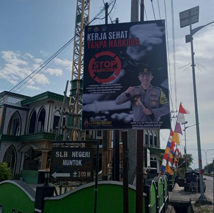 Polres Bangka Barat pasang sepanduk Anti Narkoba dengan tajuk "Narkoba tidak akan pernah membuat orang menjadi sukses, justru akan membawa ke jurang kehancuran"