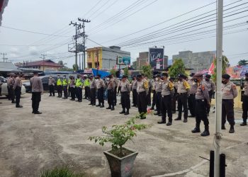 Polres Kuantan Singingi bersama personil stakeholder terkait melakukan pengamanan terhadap acara Even Budaya Pacu Jalur Tradisional Rayon II Hari Pertama